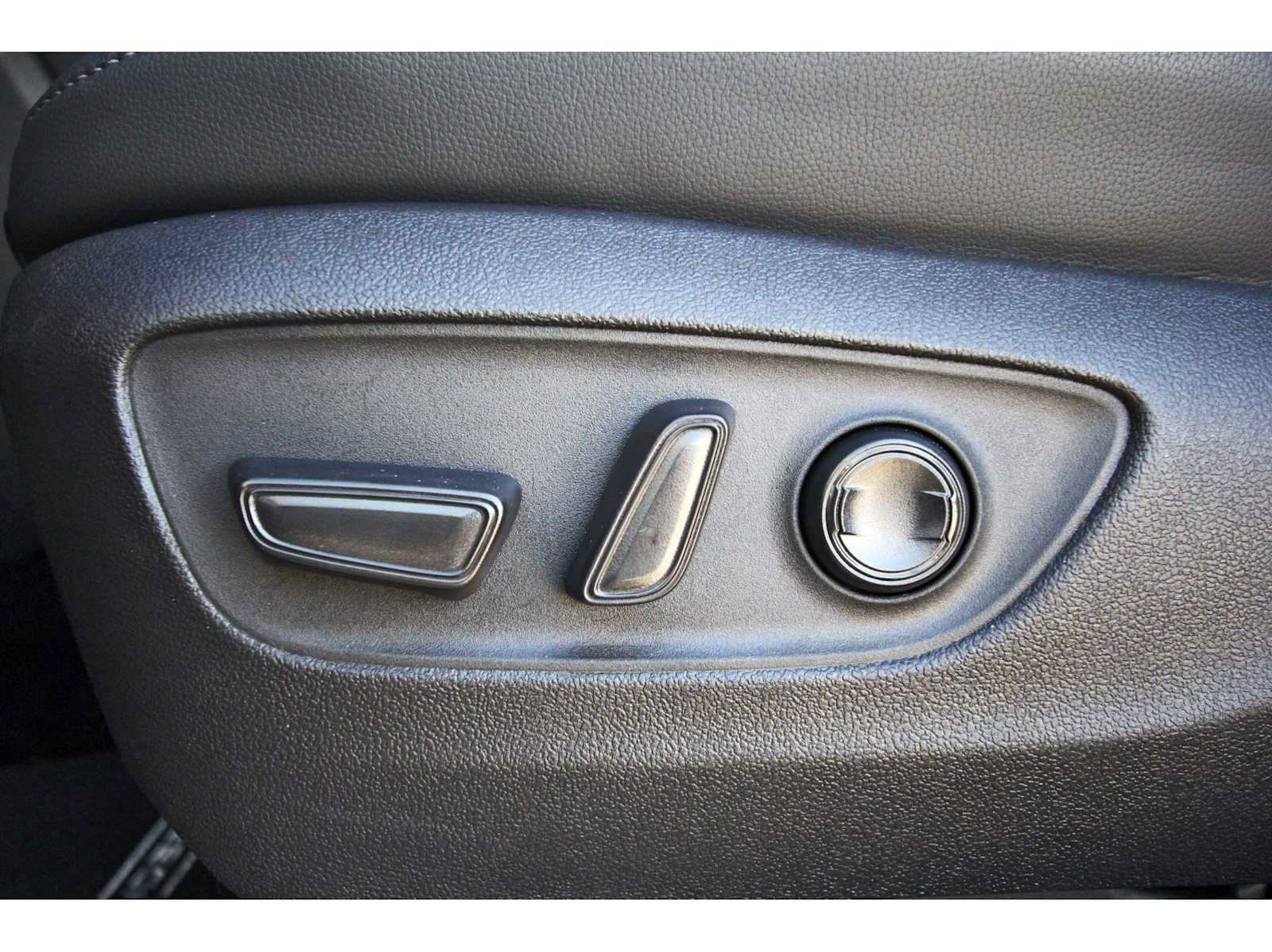 Used 2025 Toyota Highlander Platinum AWD/4WD image 28