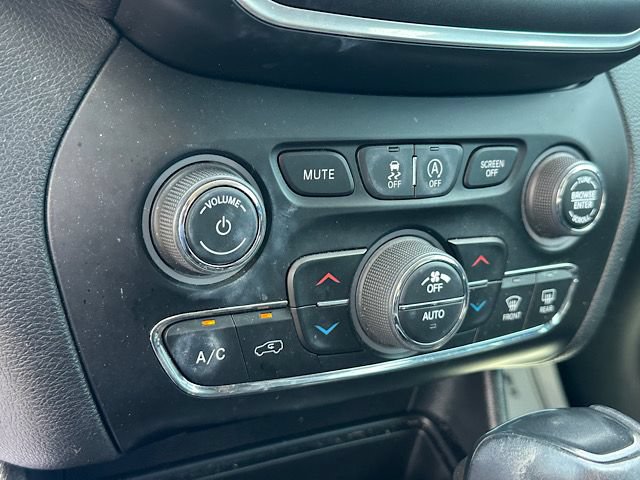 Used 2020 Jeep Cherokee Trailhawk w/ Technology Group AWD/4WD image 28
