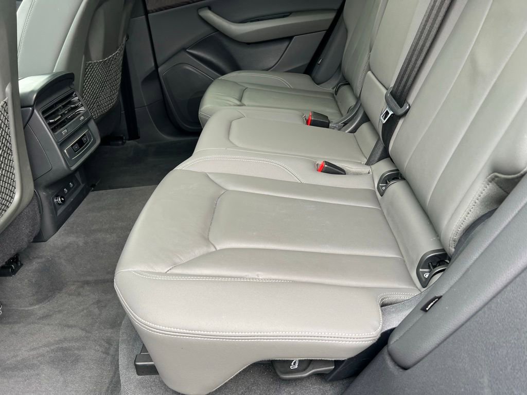 Used 2022 Audi Q8 Premium image 15