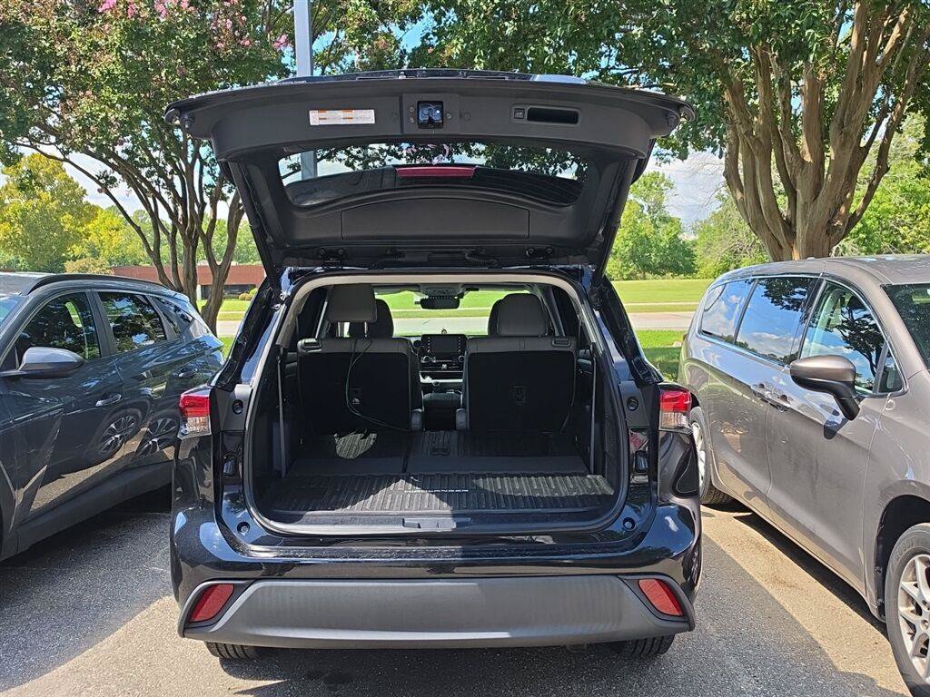 Used 2020 Toyota Highlander XLE AWD/4WD image 10