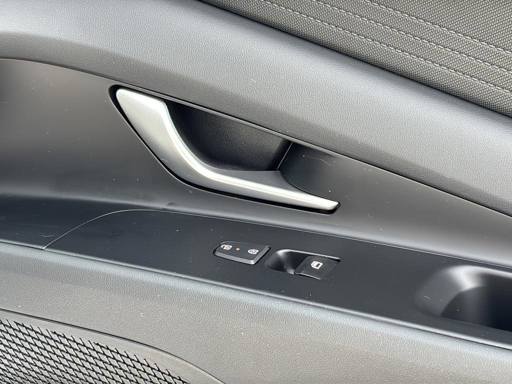 Certified 2025 Hyundai Elantra SE image 38