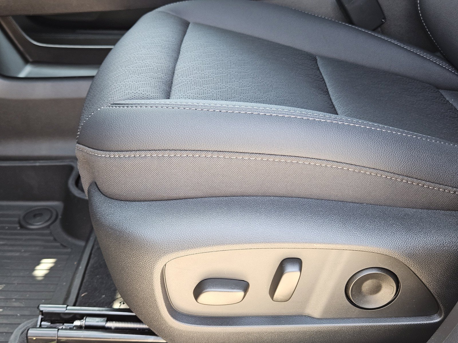 New 2026 Chevrolet Equinox LT w/ Convenience Package II FWD image 17