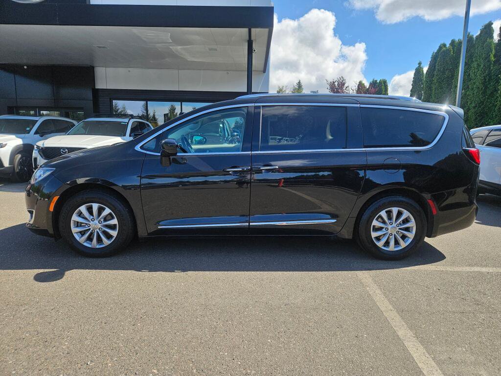 Used 2019 Chrysler Pacifica Touring-L FWD image 2