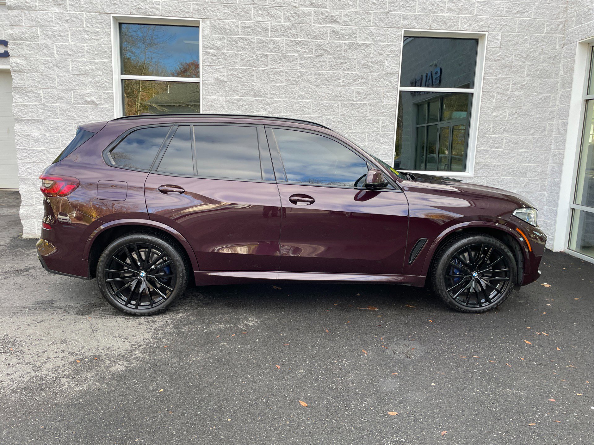 Used 2021 BMW X5 M50i w/ Executive Package image 32