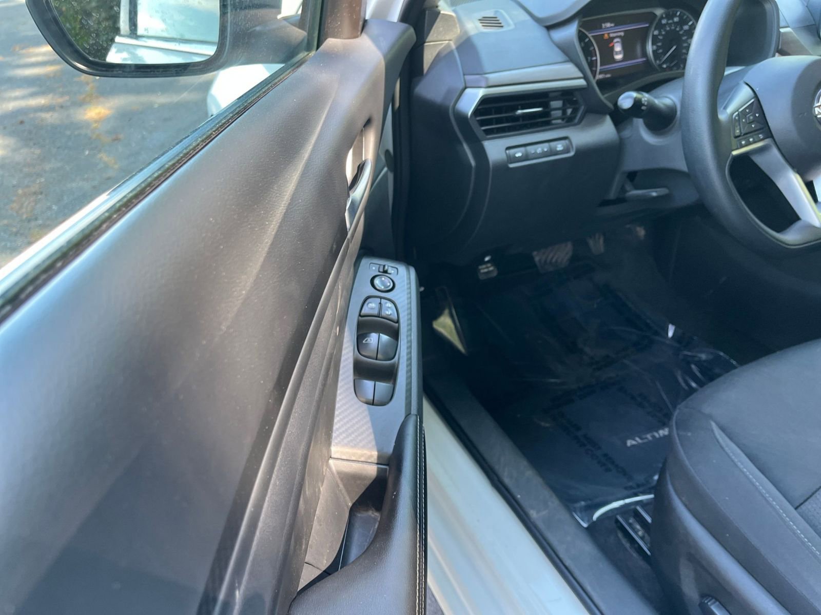 Used 2025 Nissan Altima 2.5 SV image 18