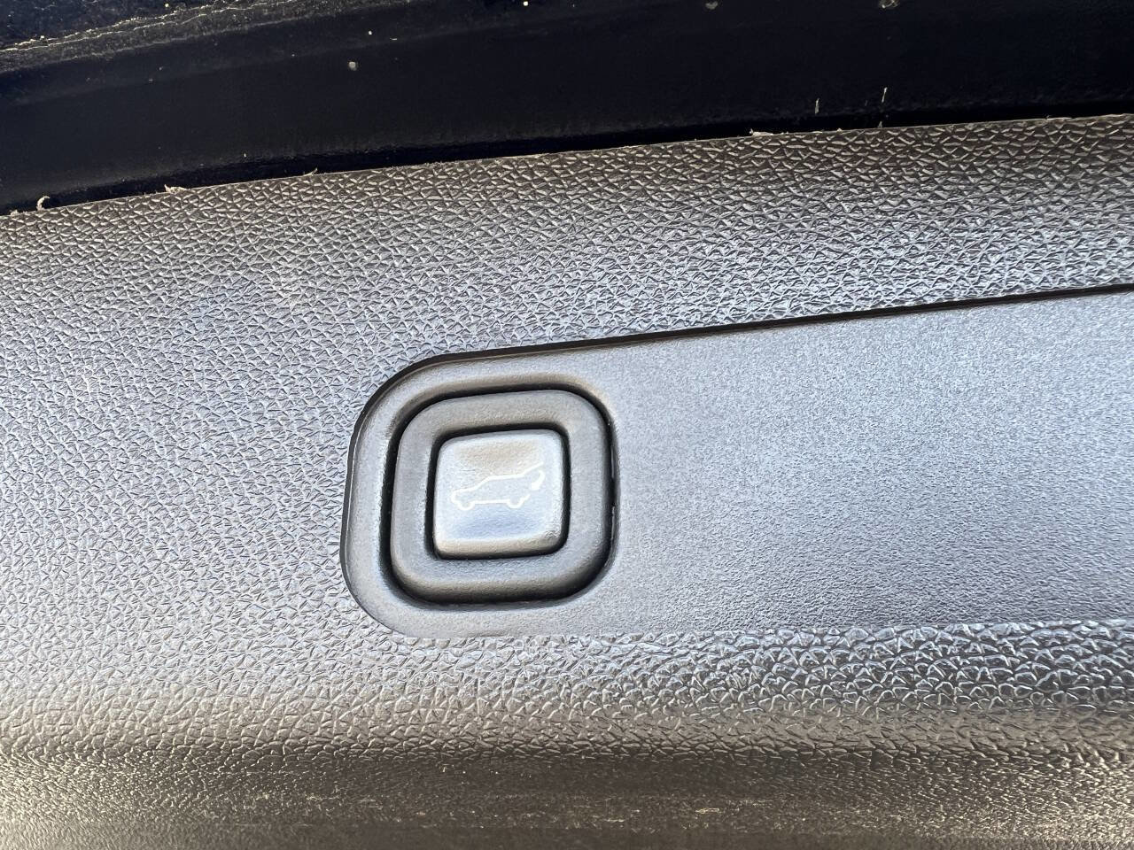 Used 2010 Cadillac Escalade Premium image 35