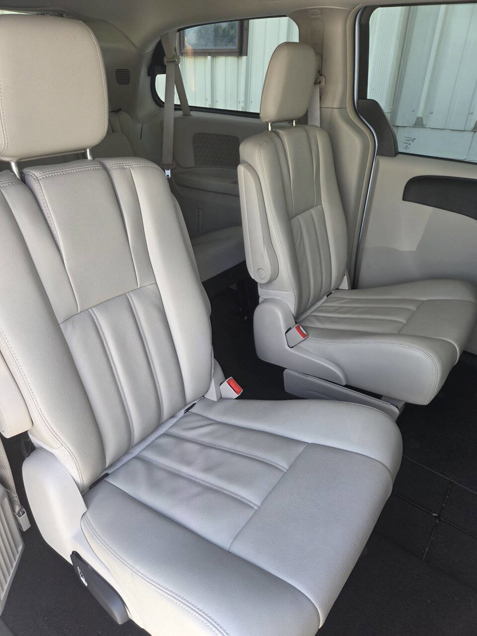 Used 2013 Chrysler Town & Country Touring image 4