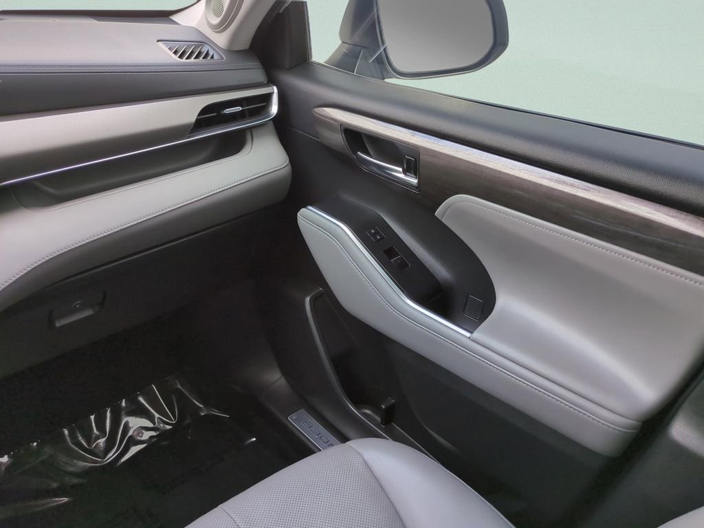 Used 2022 Toyota Highlander Limited image 24