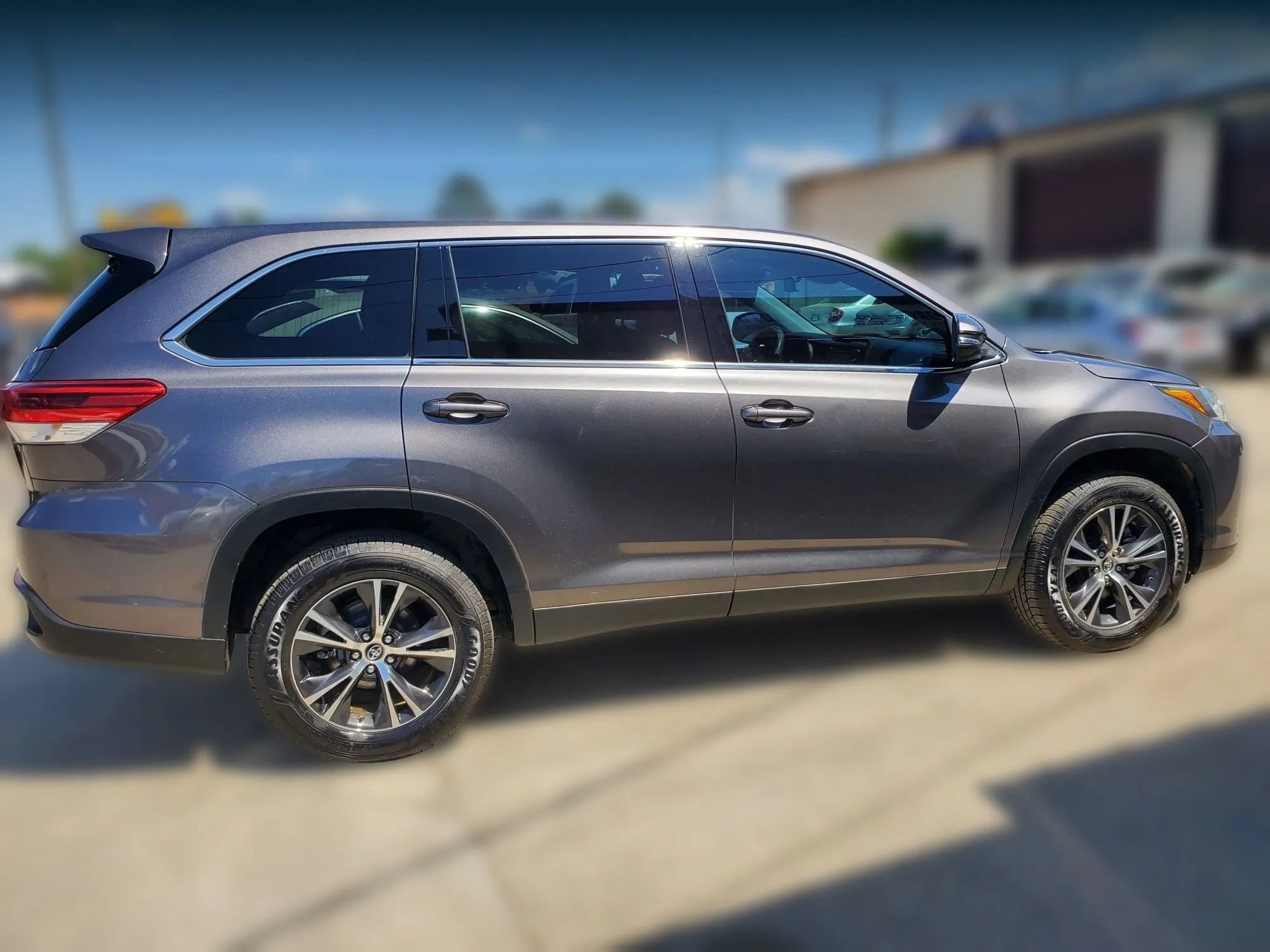 Used 2019 Toyota Highlander Plus FWD image 17