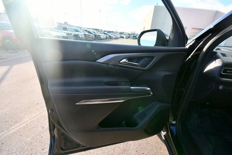 Used 2025 Chevrolet Traverse LT AWD/4WD image 11