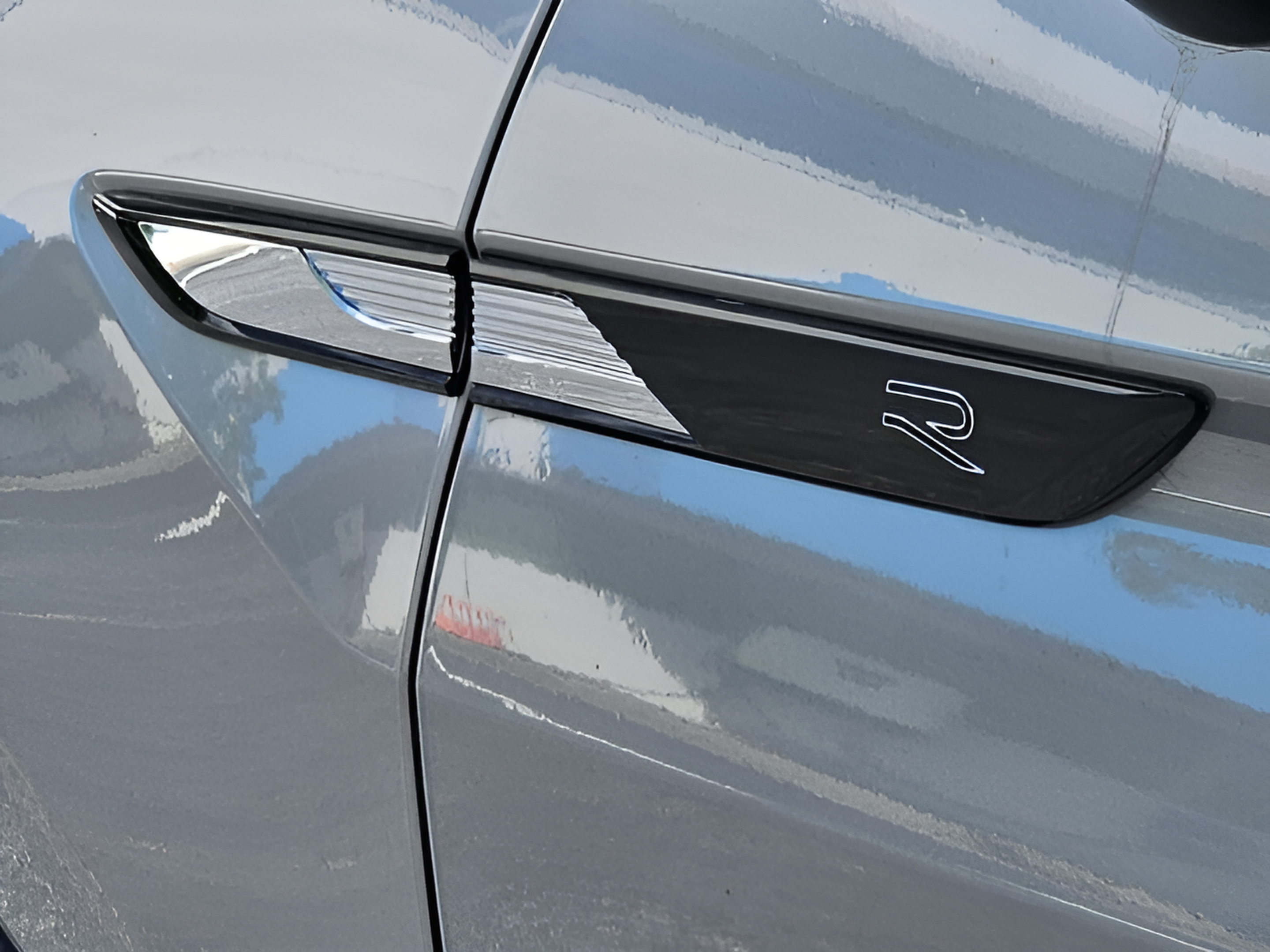 Certified 2023 Volkswagen Tiguan SE R-Line FWD image 34