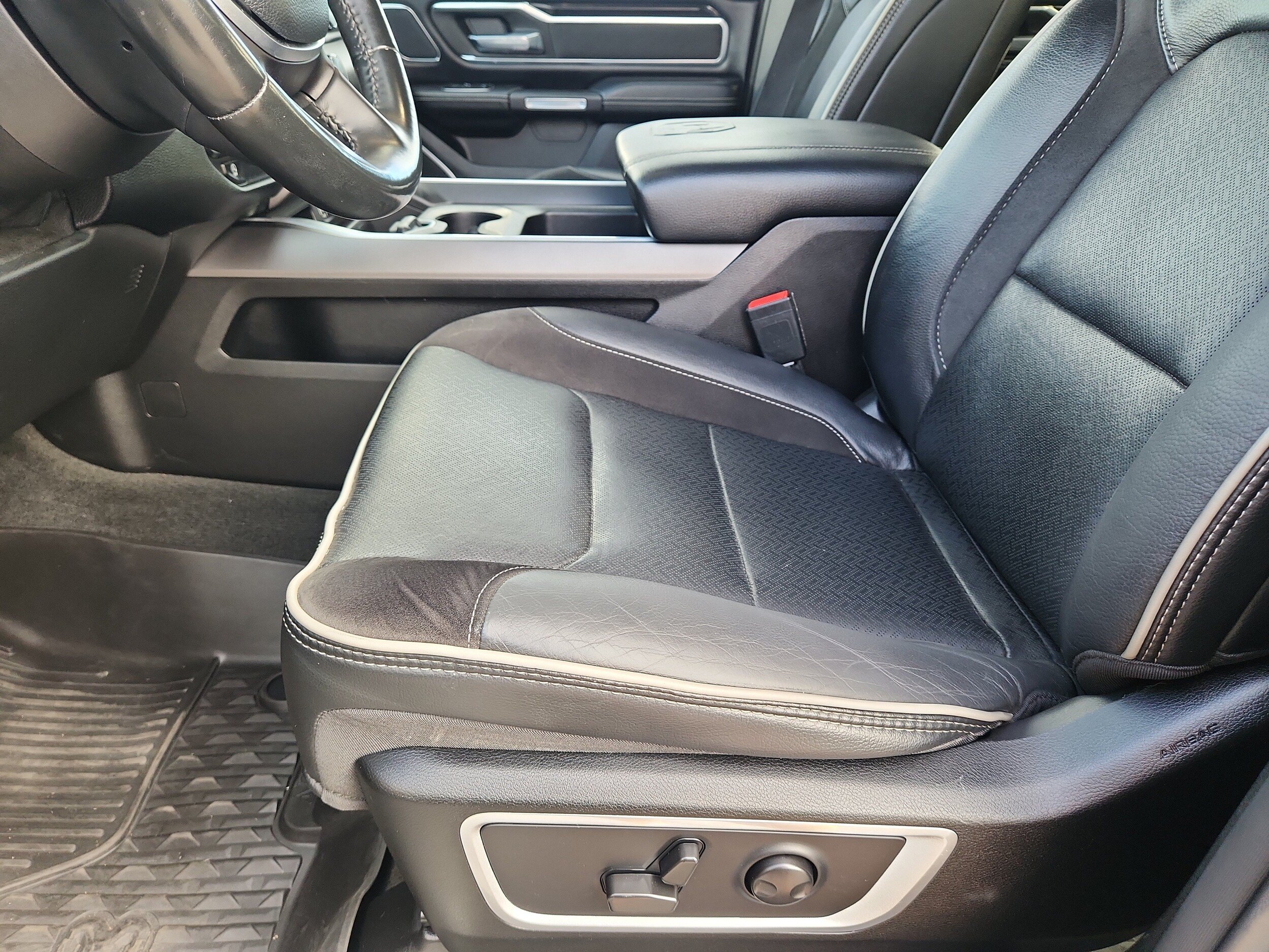 Used 2022 RAM 1500 Laramie AWD/4WD image 10