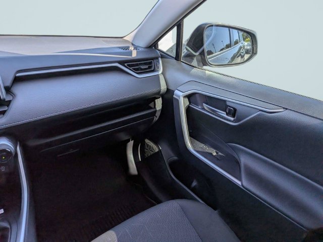 Used 2025 Toyota RAV4 XLE FWD image 16
