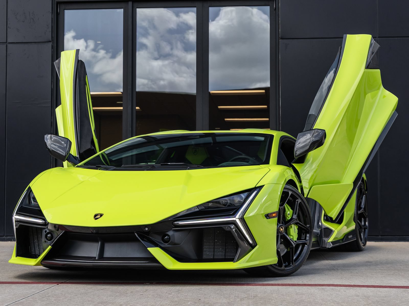 Used 2025 Lamborghini Revuelto AWD/4WD image 2