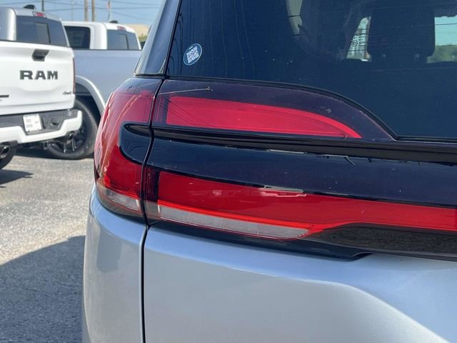 Used 2024 Chrysler Pacifica Touring-L image 10