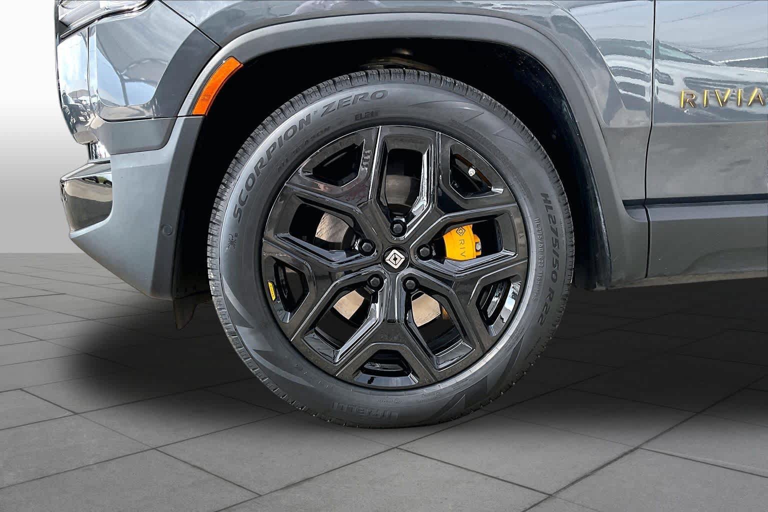 Used 2025 Rivian R1S Premium Dual AWD/4WD image 10