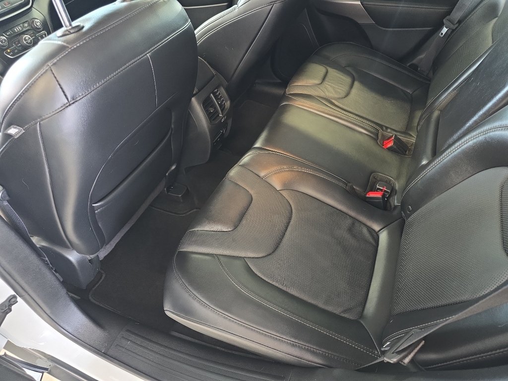 Used 2019 Jeep Cherokee Limited AWD/4WD image 16