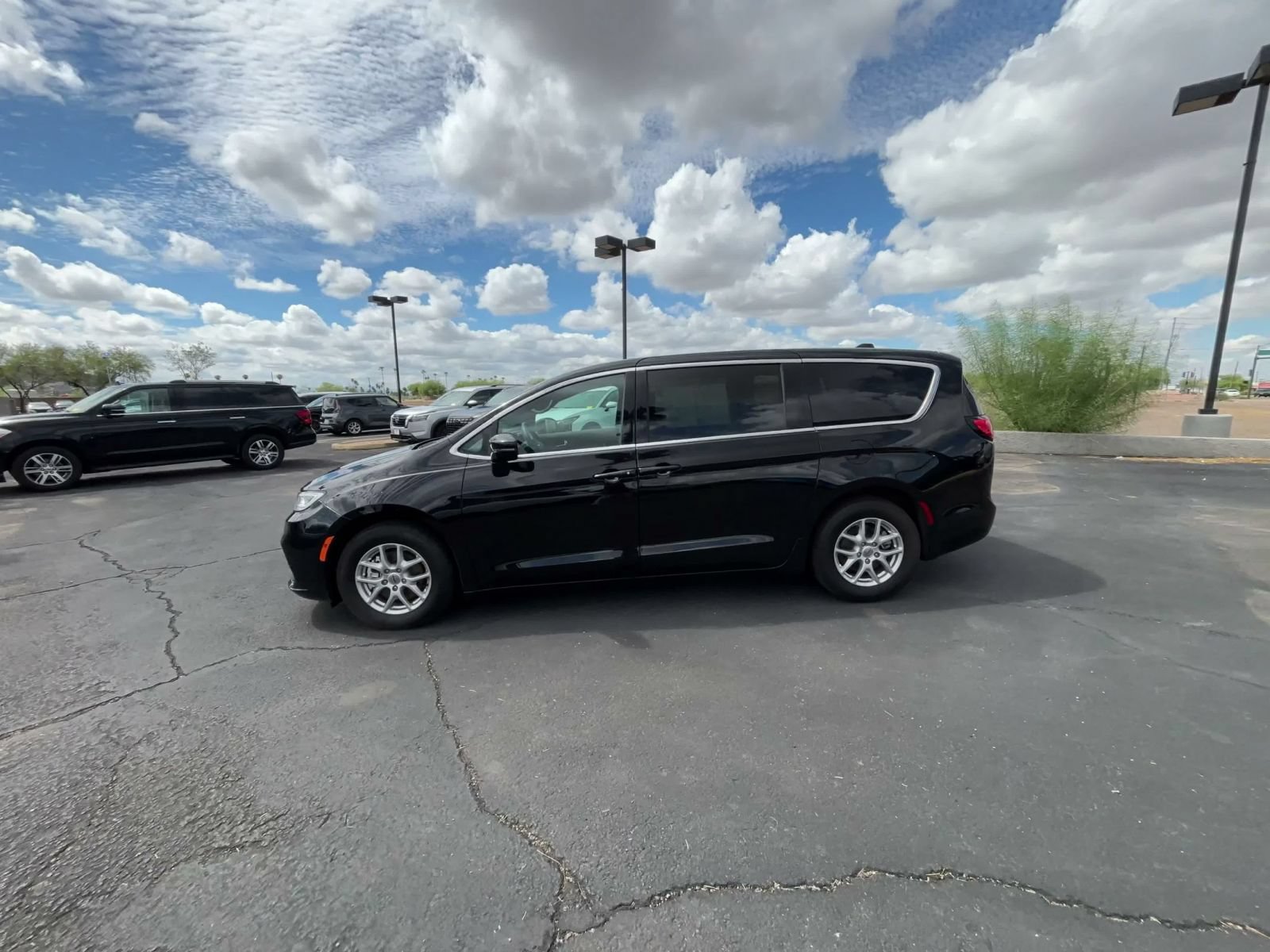 Used 2025 Chrysler Pacifica Select FWD image 8