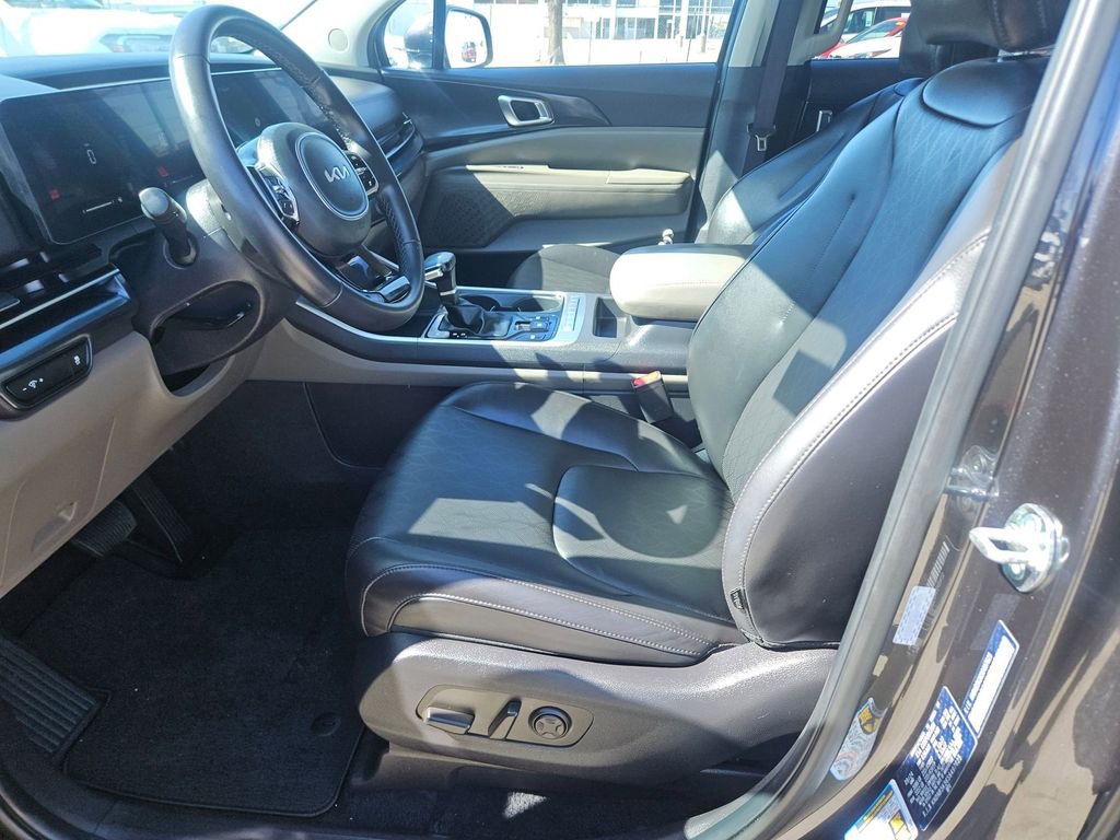 Used 2025 Kia Carnival image 11