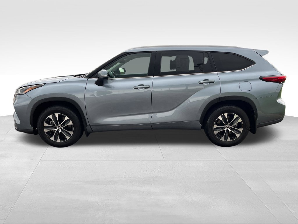 Used 2022 Toyota Highlander XLE AWD/4WD image 2