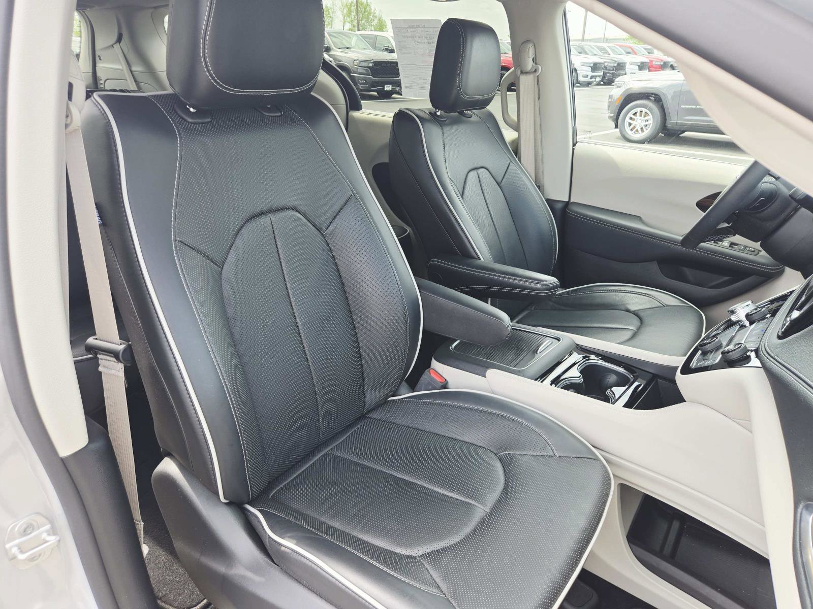 Used 2024 Chrysler Pacifica Limited image 19
