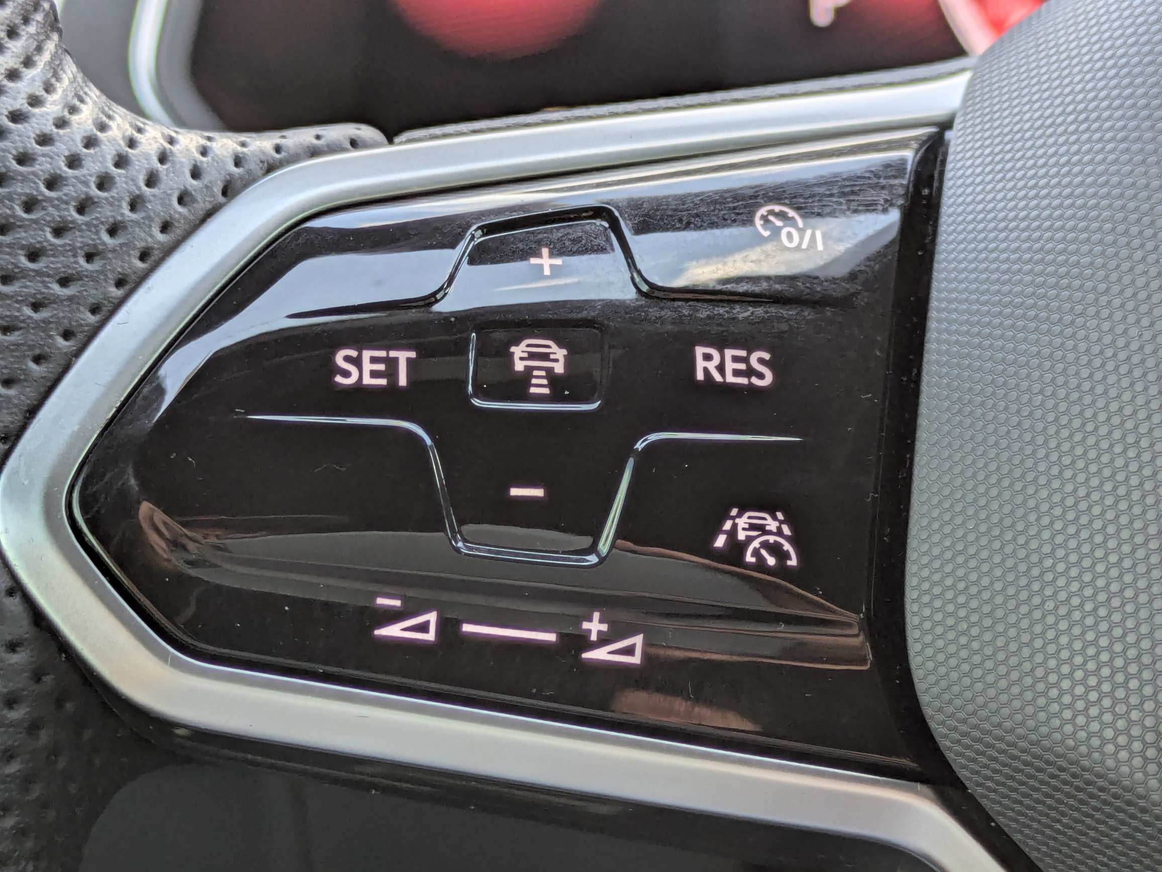 Used 2022 Volkswagen Tiguan SE R-Line FWD image 30