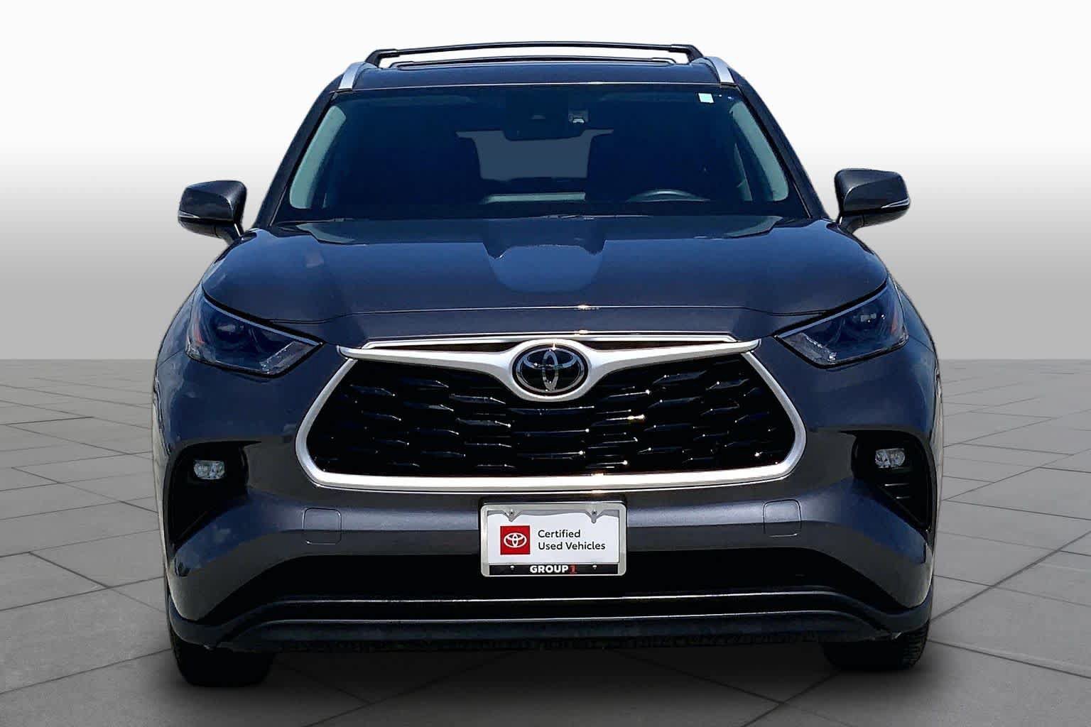 Used 2024 Toyota Highlander XLE FWD image 4
