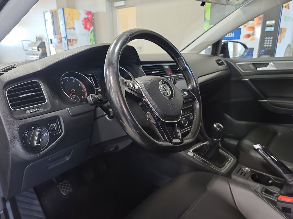 Used 2018 Volkswagen Golf SE image 6