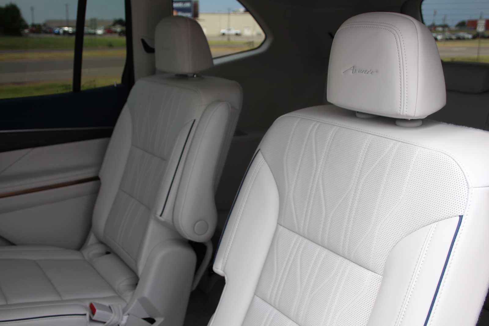 Used 2025 Buick Enclave Avenir AWD/4WD image 28