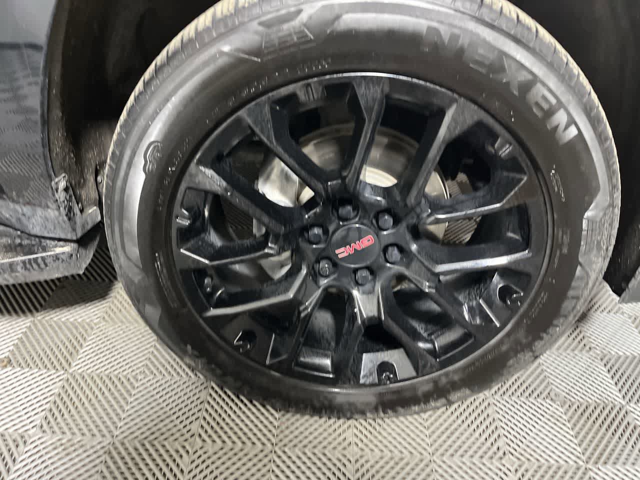 Used 2023 GMC Yukon XL SLT AWD/4WD image 10
