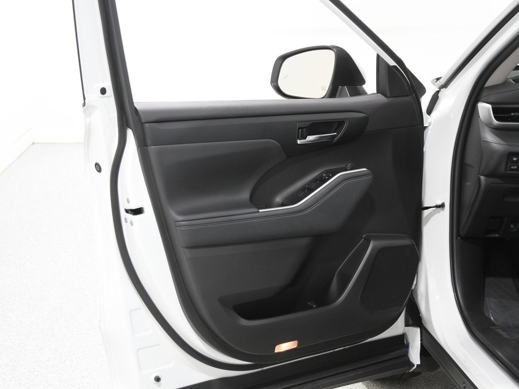 Used 2022 Toyota Highlander XLE image 4