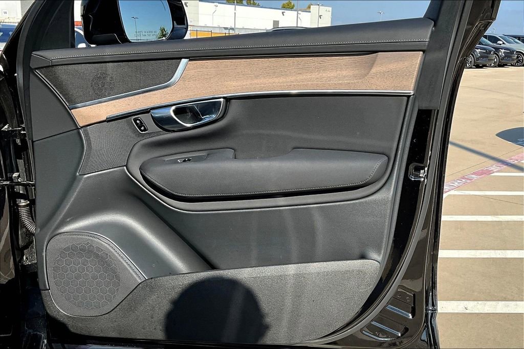 Certified 2025 Volvo XC90 B6 Plus image 25