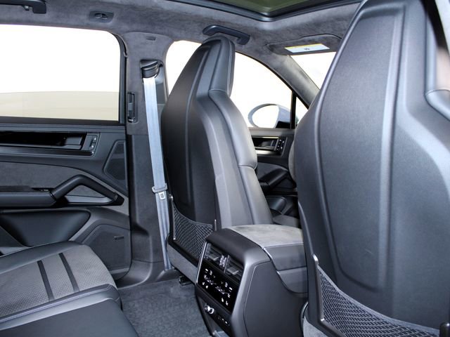 Certified 2025 Porsche Cayenne GTS image 24