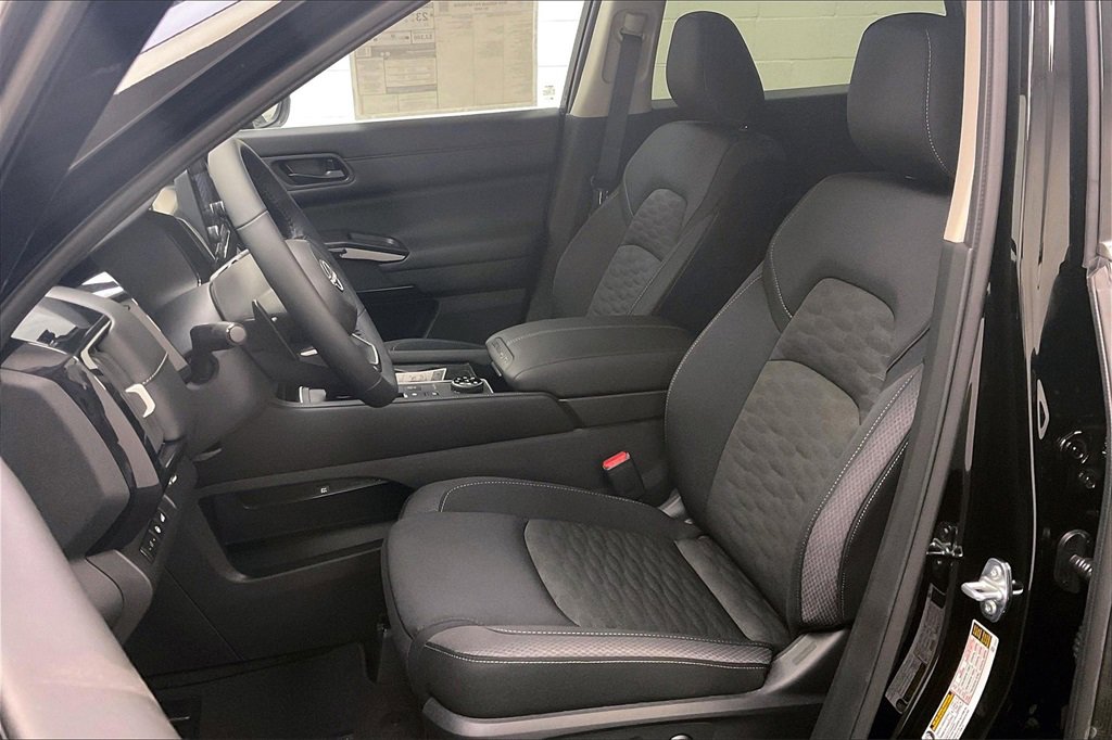 Certified 2025 Nissan Pathfinder SV image 10