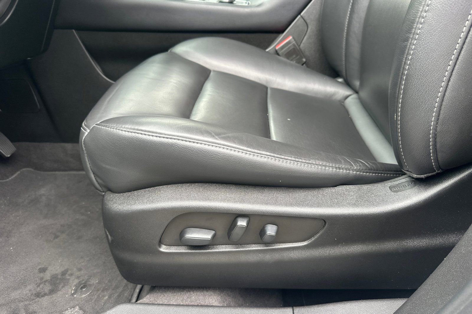 Used 2023 Cadillac XT4 Luxury w/ Cold Weather Package image 13