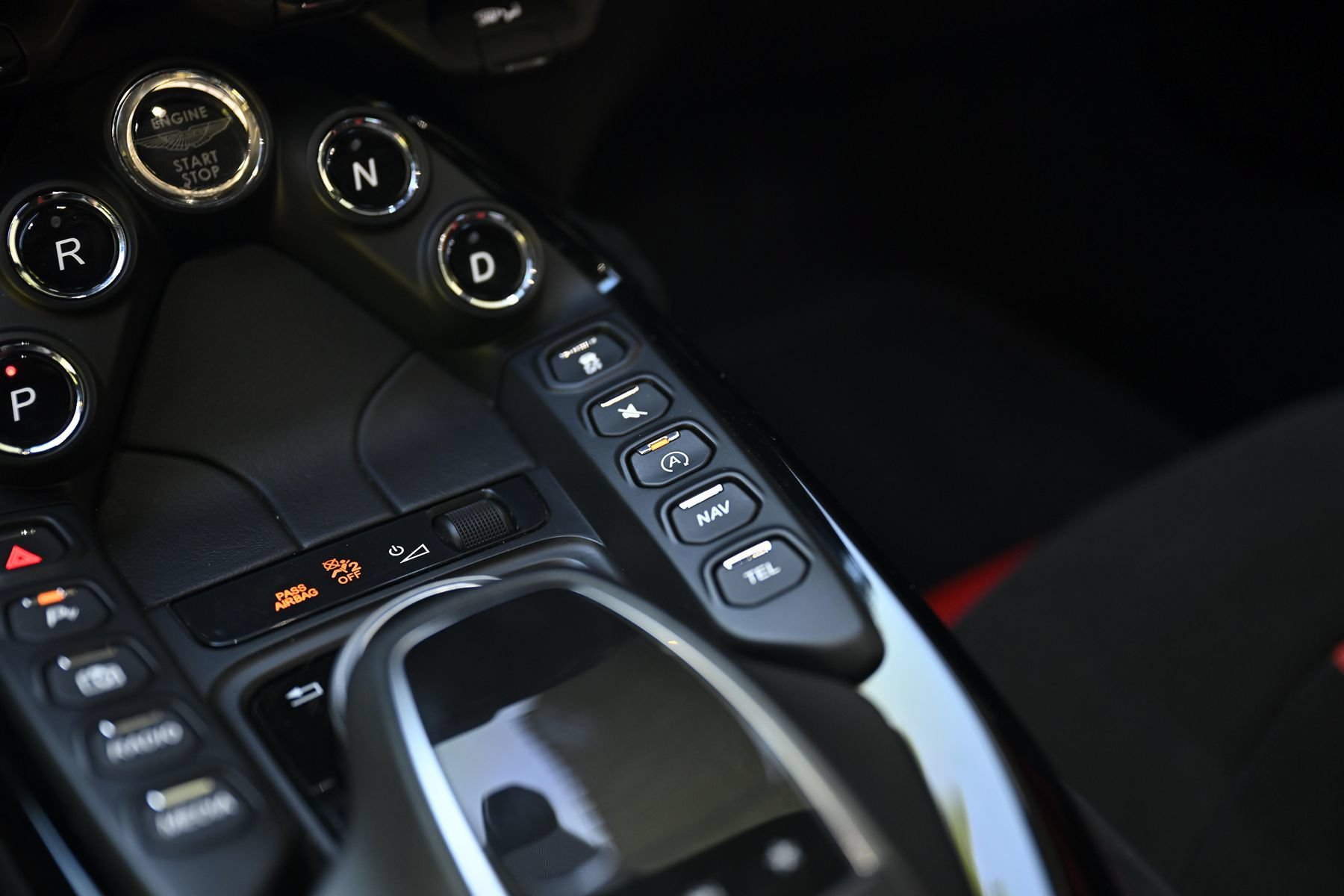 Used 2020 Aston Martin V8 Vantage Coupe RWD image 33