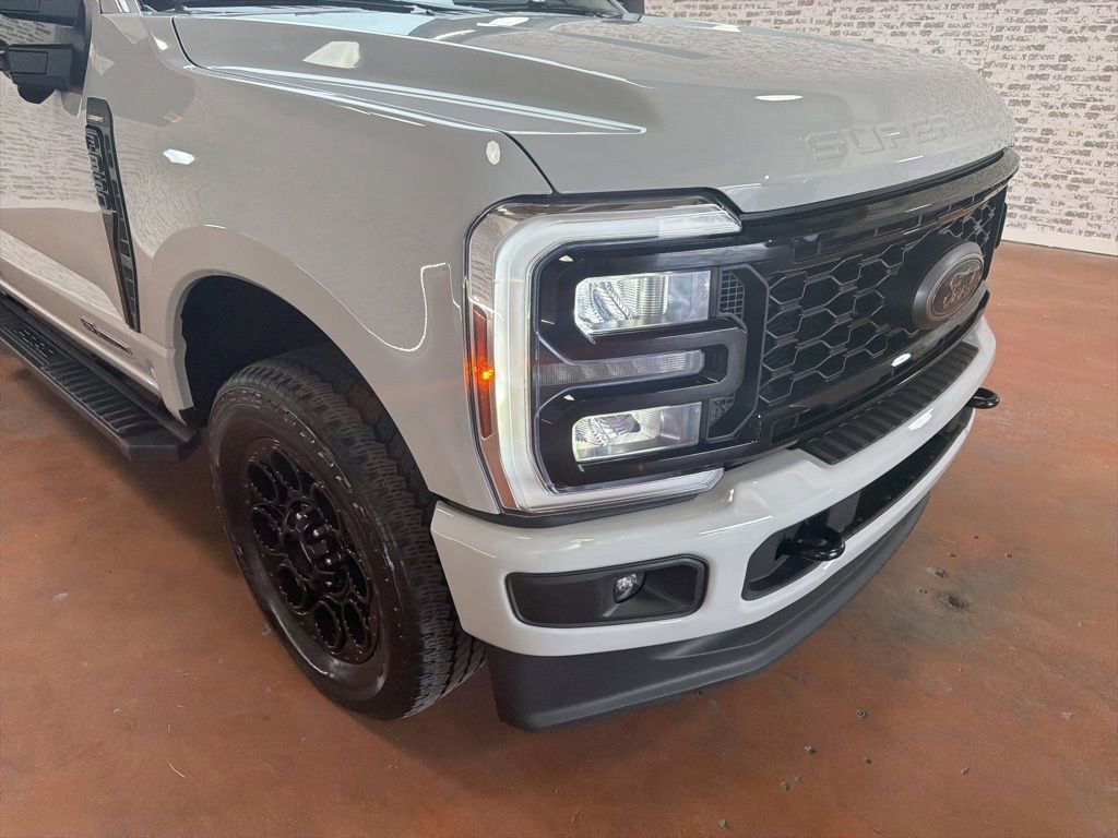 Used 2025 Ford F350 Lariat w/ Black Appearance Package AWD/4WD image 9