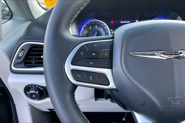 Used 2024 Chrysler Pacifica Touring-L image 11