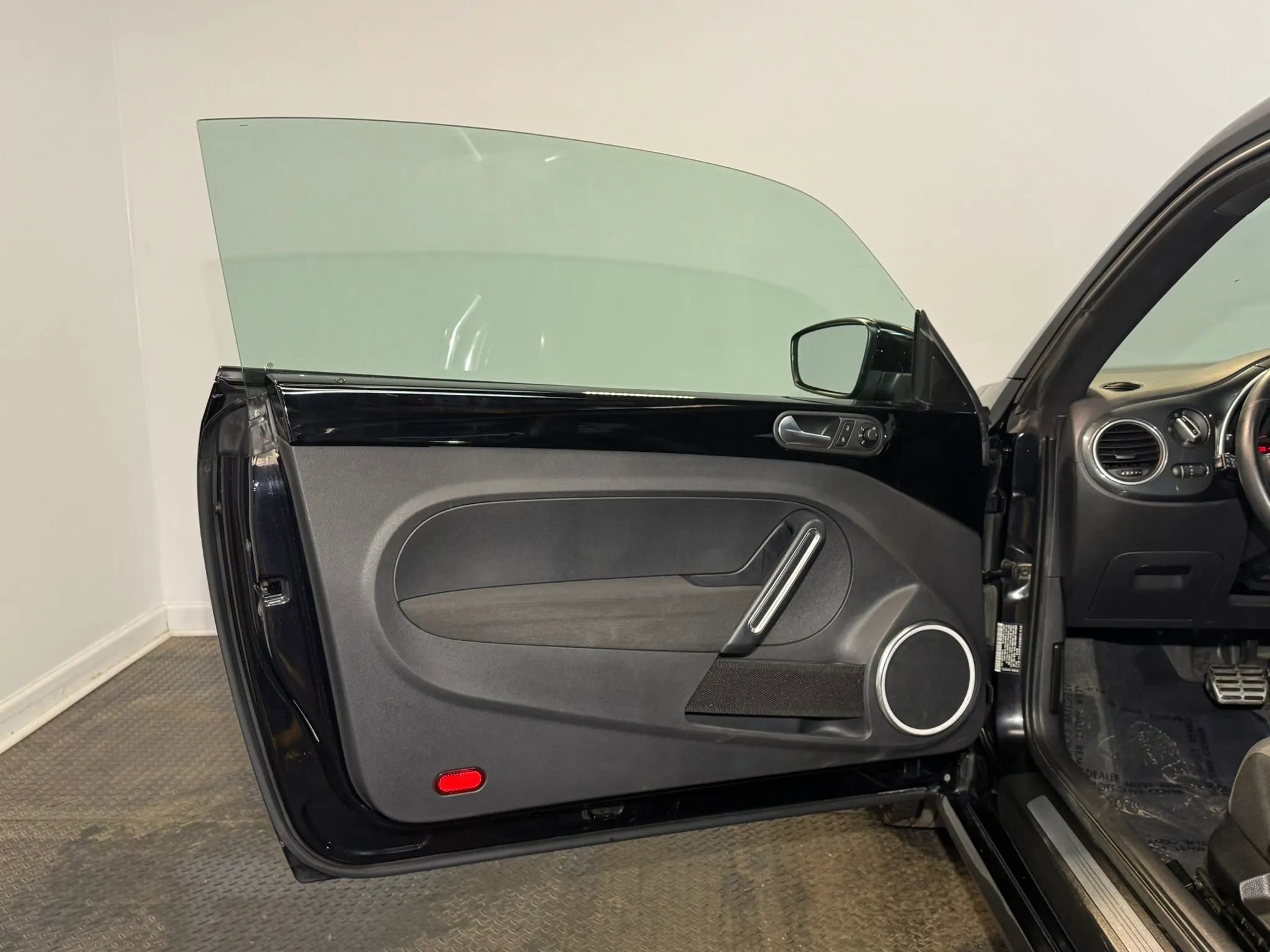 Used 2013 Volkswagen Beetle 2.0T FWD image 7