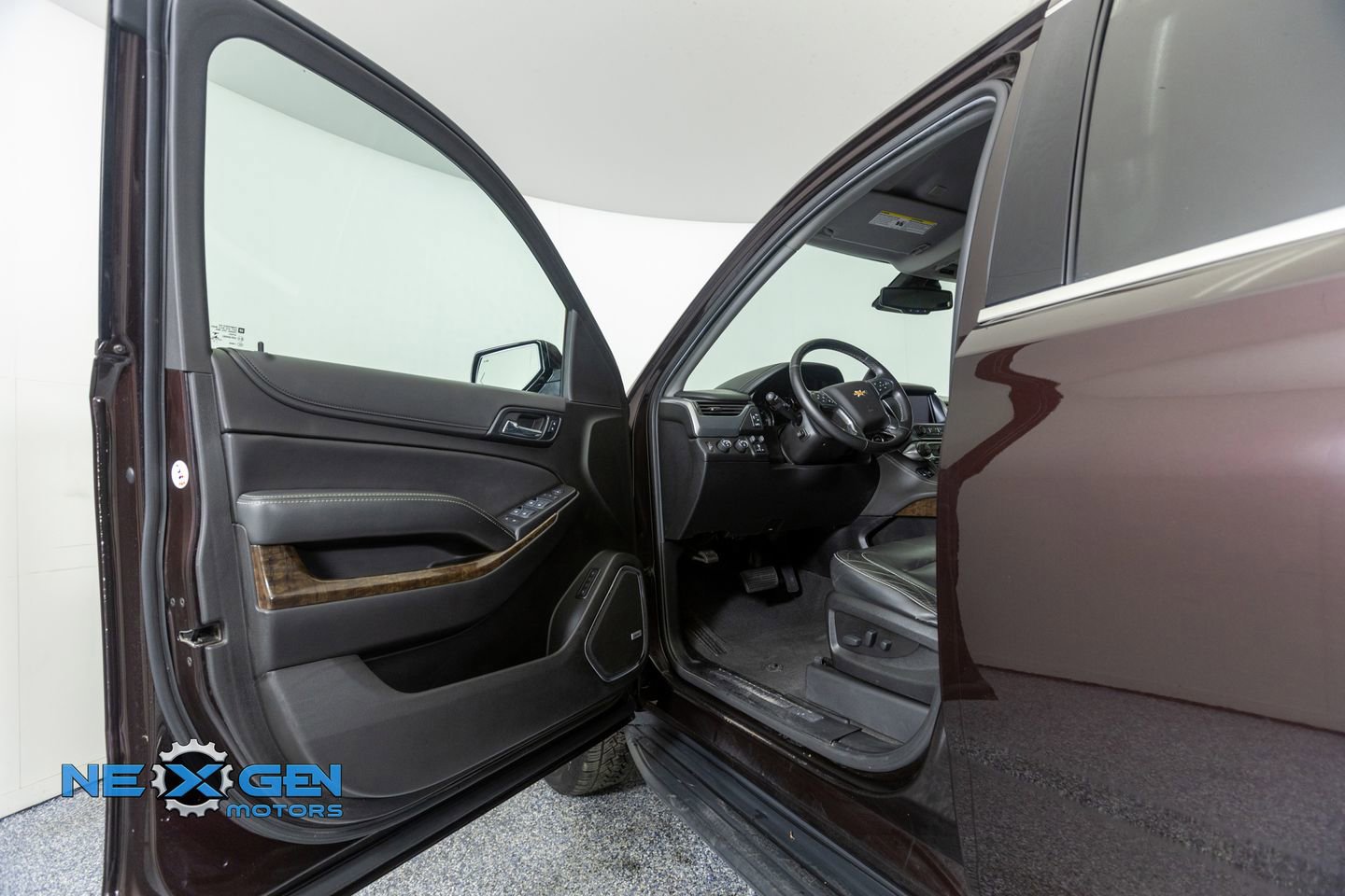 Used 2020 Chevrolet Suburban LT w/ Luxury Package image 9