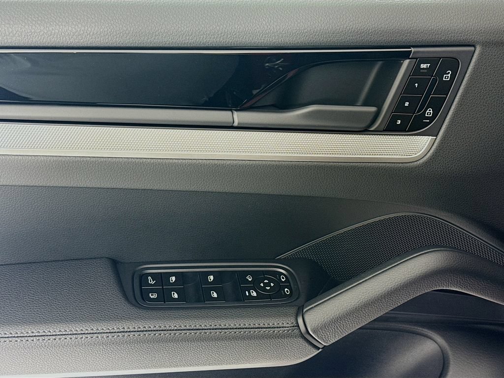 New 2026 Porsche Cayenne E-Hybrid Coupe AWD/4WD image 11