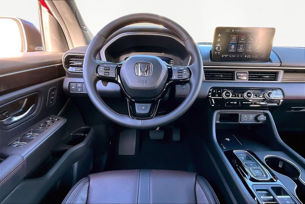 Certified 2025 Honda Pilot Black Edition image 8