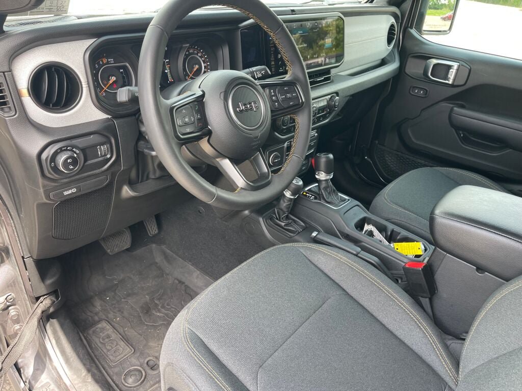 Used 2024 Jeep Gladiator Sport AWD/4WD image 5
