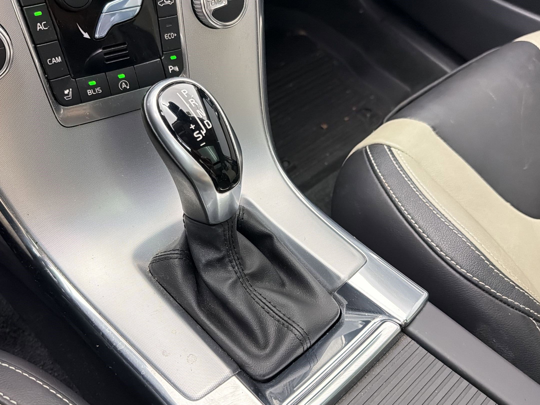 Used 2017 Volvo XC60 T5 Dynamic w/ Preferred Option Package FWD image 17