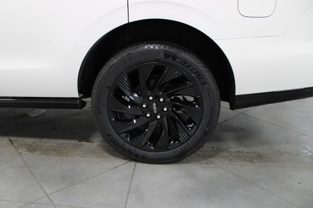 New 2026 Lincoln Navigator Reserve w/ Jet Appearance Package image 17