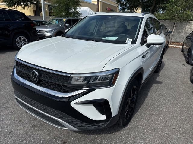 Used 2023 Volkswagen Taos SE w/ Panoramic Sunroof Package FWD image 6