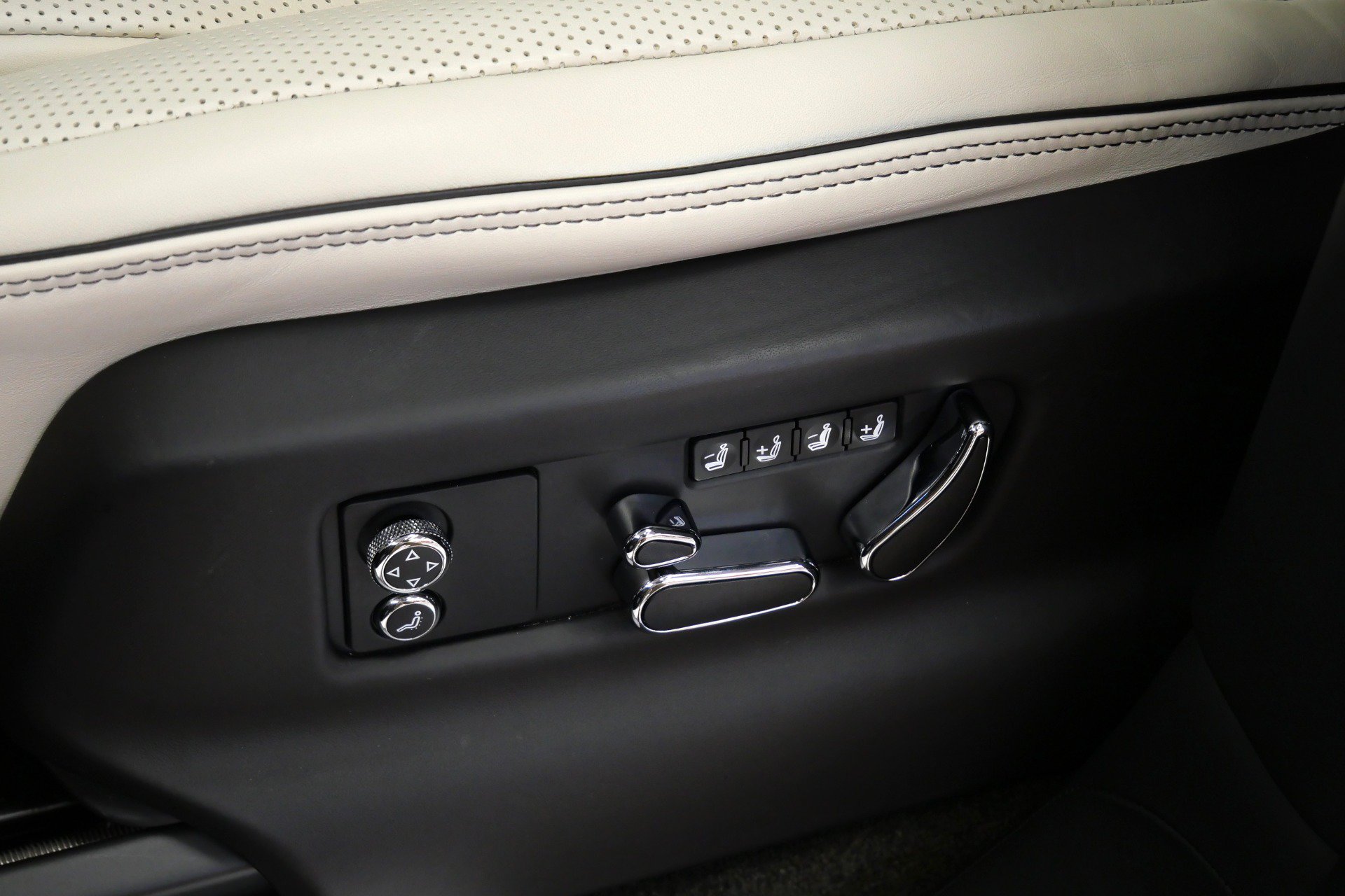 Used 2023 Bentley Bentayga AWD/4WD image 30