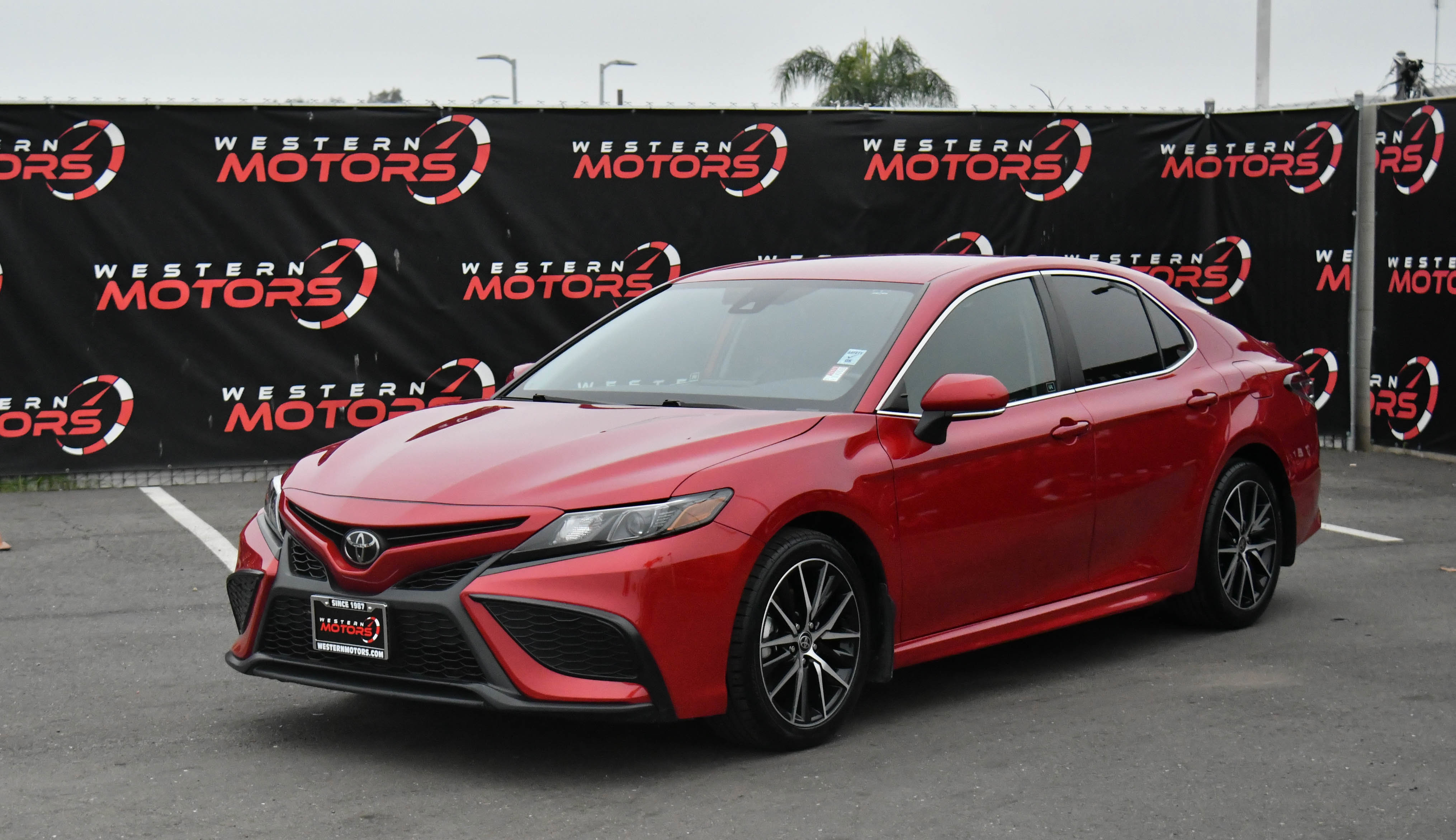 Used 2023 Toyota Camry SE image 3