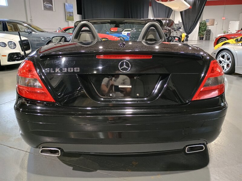Used 2011 Mercedes-Benz SLK 300 image 5