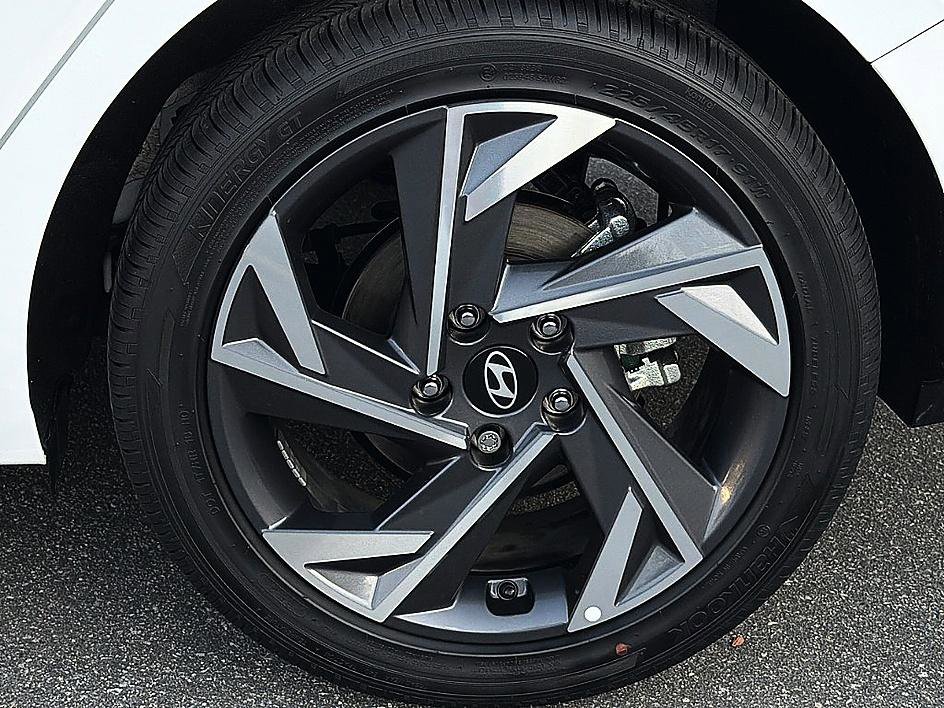 Certified 2025 Hyundai Elantra SEL image 5